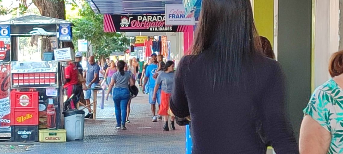 SEXTA-FEIRA DE MUITO MOVIMENTO NO COMÉRCIO DO CENTRO DE MARINGÁ