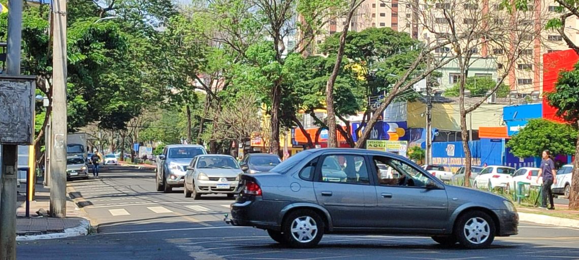 SEXTA-FEIRA DE MUITO MOVIMENTO NO COMÉRCIO DO CENTRO DE MARINGÁ A