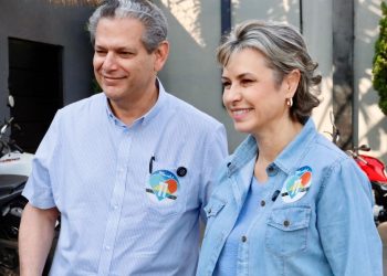 Na foto, o candidato do  PP a prefeito de Maringá, Silvio Barros, ao lado de sua vice Sandra Jacovós (PL). foto - ASC