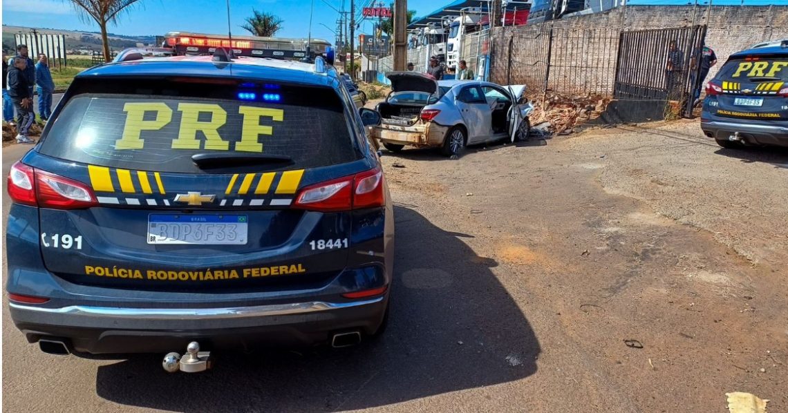 PRF aprrende drogas e recupera carro roubado