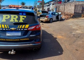 PRF aprrende drogas e recupera carro roubado