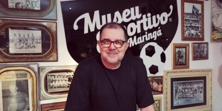 Na foto, o jornalista Antõnio Roberto De Paula - criador do Museu Esportivo de Maringá