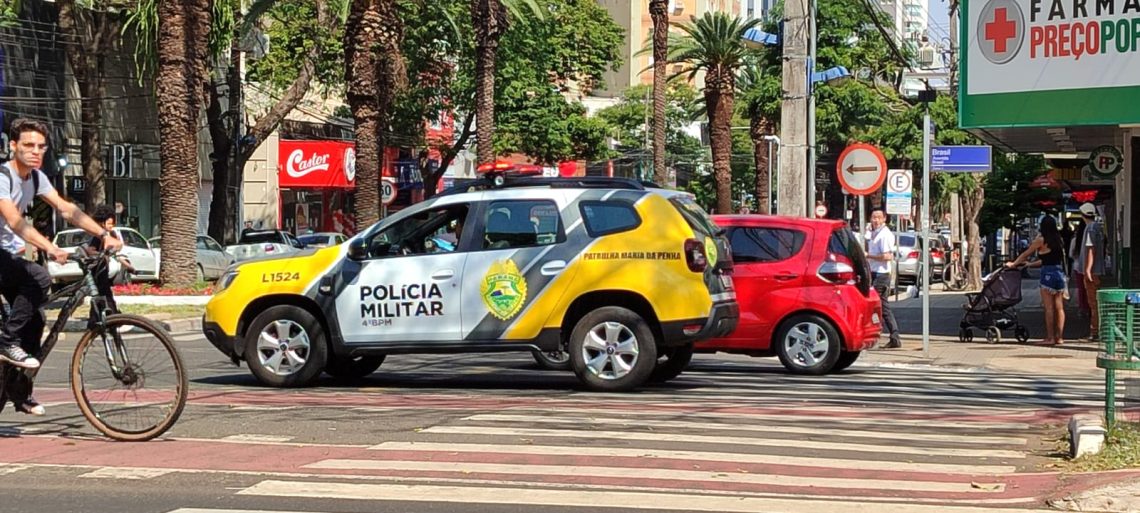 VEÍCULO DA POLÍCIA MILITAR CIRCULA PELO MOVIMENTADO CENTRO DE MARINGÁ NESTA SEXTA