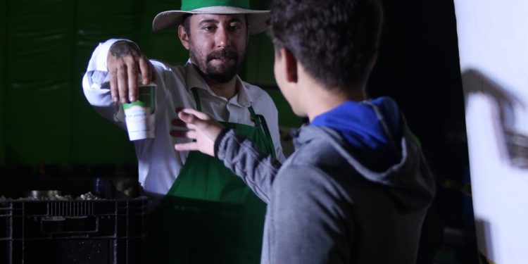 Sessões do Cinema na Praça distribuem de graça para o público pipocas em copos personalizados. foto - ANDRÉ PEREIRA