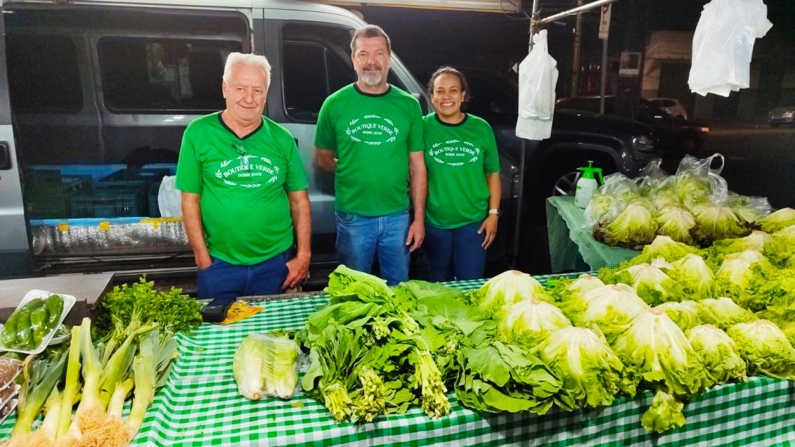 Na foto de Ligiane Ciola, a equipe da BOUTIQUE VERDE