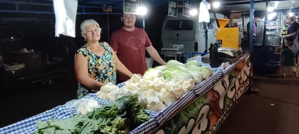 Zuile e seu neto Erick oferecem verduras, legumes e frutas colhidas no dia, além de café moído na hora. FOTO - LIGIANE CIOLA