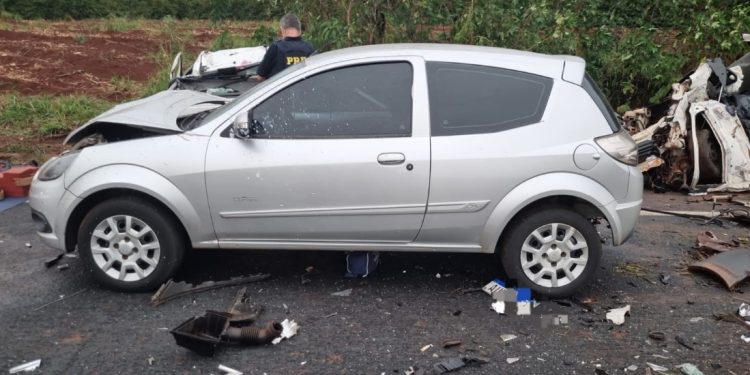 Condutora do Ford Ka que dirigia a Apucarana não se feriu - foto PRF