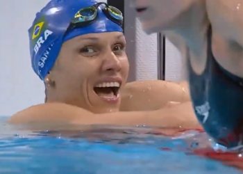 Nadadora Carol Santiago  conquista a medalha de ouro nos 100m costas S12. foto - youtube Comitê Paralímpico Brasileiro