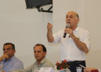 Na foto da assessoria de imprensa do PSD, o candidato a prefeito Edson Scabora usa os dez minutos que a organização dos bairros da APGT 2 reservou a cada candidato.