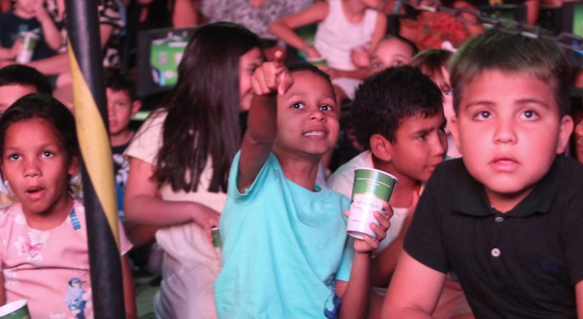 SUCESSO ENTRE CRIANÇAS ADULTOS E IDOSOS O CINEMA NA PRAÇA DISTRIBUI PIPOCA DE GRAÇA AO PÚBLICO. foto - ANDRÉ PEREIRA