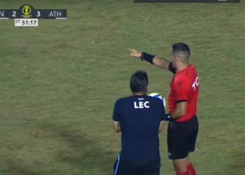 Membro da comissão técnica do Londrina reclama com o árbitro ao final da partida. foto reprodução NOSSO FUTEBOL YOUTUBE