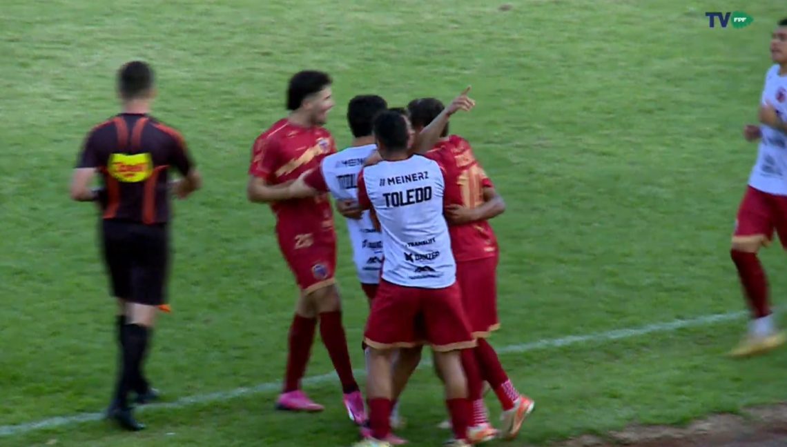 Na foto da FPF, jogadores do Toledo comemoram o primeiro gol do Toledo na vitória por 2 a 0 sobre o Oeste Brasil. Os dois times se enfrentam na próxima fase