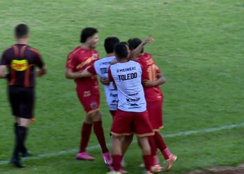 Na foto da FPF, jogadores do Toledo comemoram o primeiro gol do Toledo na vitória por 2 a 0 sobre o Oeste Brasil. Os dois times se enfrentam na próxima fase