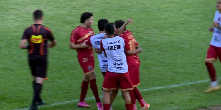 Na foto da FPF, jogadores do Toledo comemoram o primeiro gol do Toledo na vitória por 2 a 0 sobre o Oeste Brasil. Os dois times se enfrentam na próxima fase