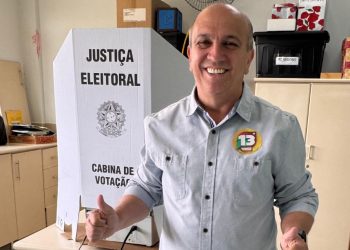 HUMBERTO HENRIQUE VOTOU NO JARDIM AMÉRICA. CANDIDATO DO PT SE DISSE CONFIANTE EM IR PARA O SEGUNDO TURNO. 
 foto - ASC