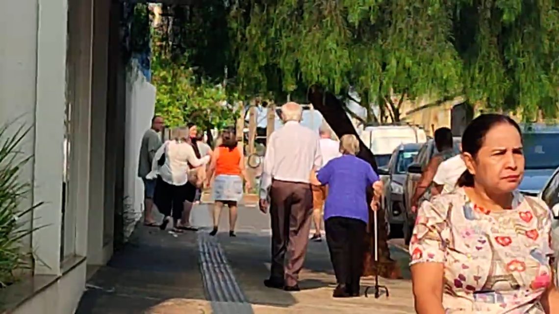 Maringaenses chegaram cedo aos locais de votação neste 6 de outubro. foto - OFATOMARINGA.COM