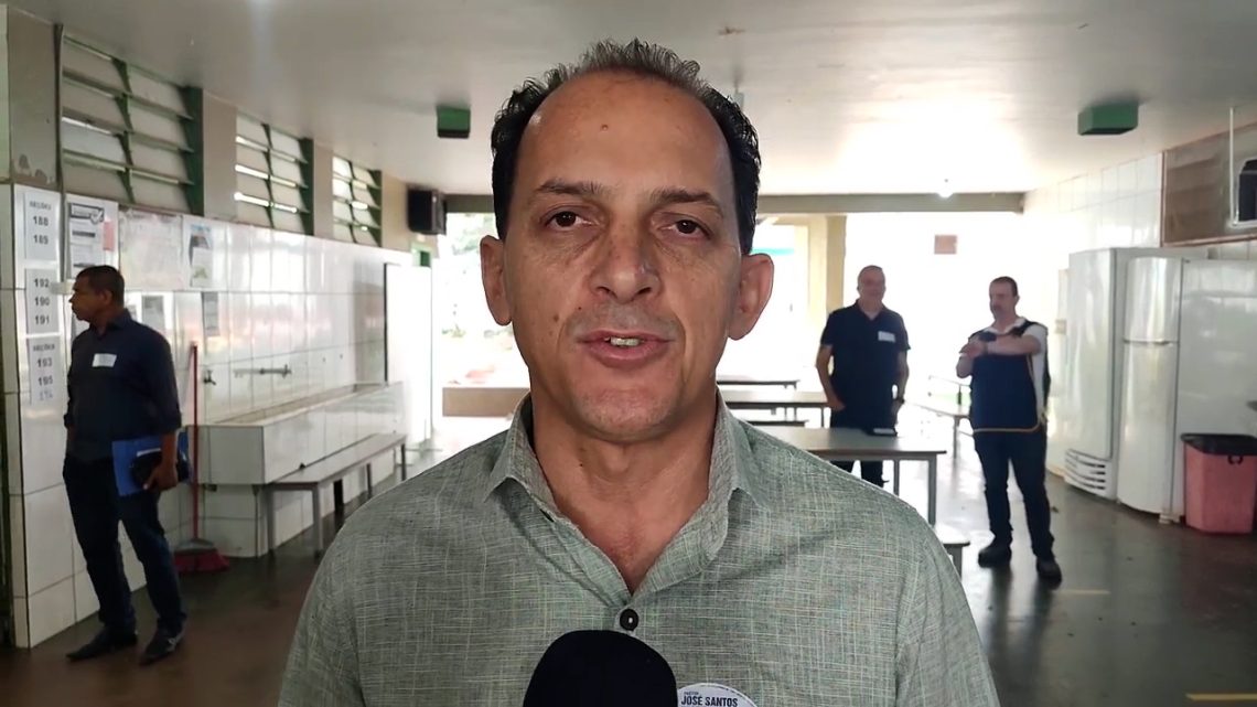 PASTOR JOSÉ SANTOS VOTA NO COLÉGIO BYINGNTON JR