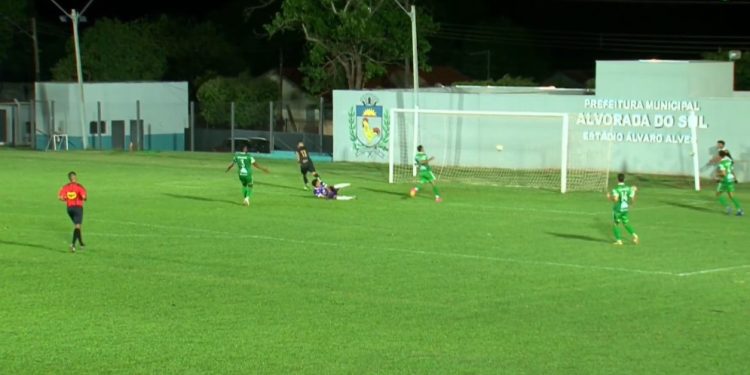 REC BATE O ARAPONGAS POR 2 A 1 NA ABERTURA DA NONA RODADA DA TERCEIRONA