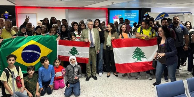 Mulheres, crianças, idosos e suas famílias tiveram prioridade na primeira escala da Operação Raízes do Cedro, que deixou o Líbano neste sábado. Foto: Embaixada do Brasil no Líbano / Divulgação