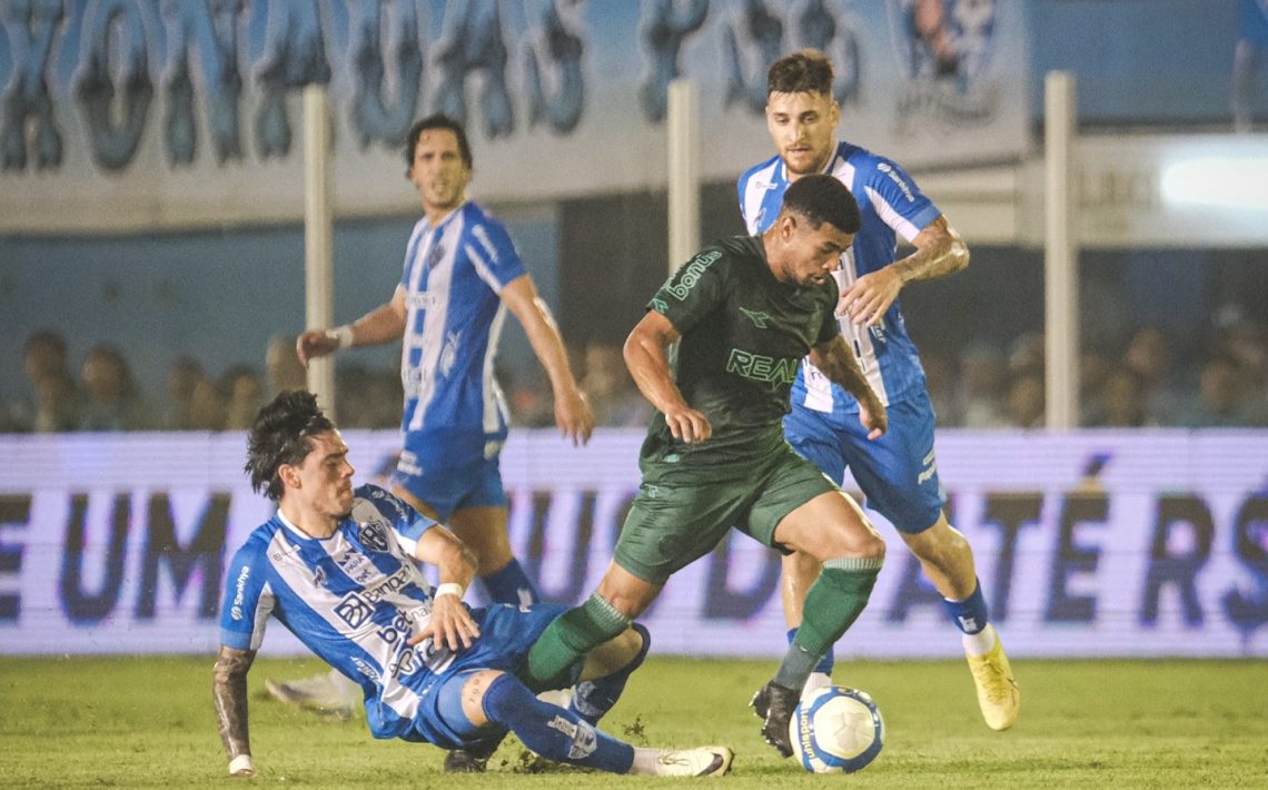 Registro da grande jogada de Lucas Ronier antes do gol de Júnior Brumado. Foto: JP Pacheco/ Divulgação Coritiba