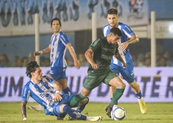 Registro da grande jogada de Lucas Ronier antes do gol de Júnior Brumado. Foto: JP Pacheco/ Divulgação Coritiba