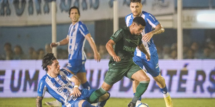 Registro da grande jogada de Lucas Ronier antes do gol de Júnior Brumado. Foto: JP Pacheco/ Divulgação Coritiba