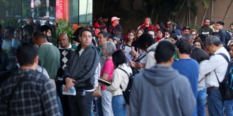 Candidatos do CPNU à espera da abertura dos portões, no dia das provas, em 18 de agosto de 2024 - Foto: Paulo Pinto/Agência Brasil