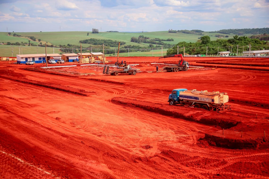 Obras no Parque Tecnológico Industrial da Saúde do Instituto de Tecnologia do Paraná começam pelo asfaltamento e cercamento do espaço. fotos - RAFAEL MACRI - PMM