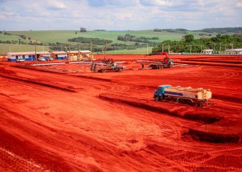 Obras no Parque Tecnológico Industrial da Saúde do Instituto de Tecnologia do Paraná começam pelo asfaltamento e cercamento do espaço. fotos - RAFAEL MACRI - PMM