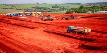 Obras no Parque Tecnológico Industrial da Saúde do Instituto de Tecnologia do Paraná começam pelo asfaltamento e cercamento do espaço. fotos - RAFAEL MACRI - PMM