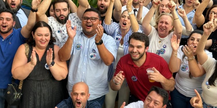 Pedro Henrique Souza (ao centro), eleito presidente da OAB Maringá. foto - ASC