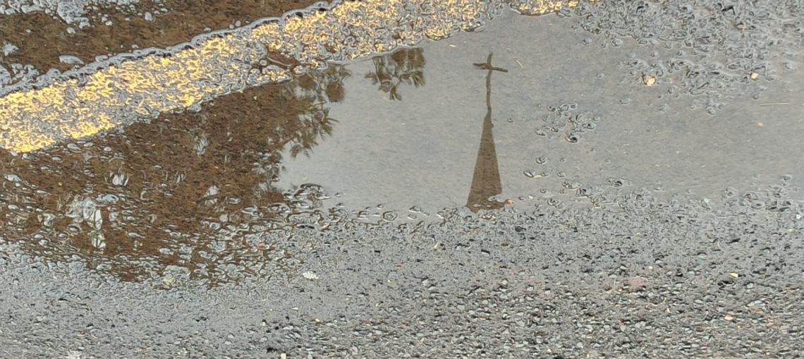 PREVISÃO DO TEMPO - CHUVA NO ASFALTO COM REFLEXO DA CATEDRAL - foto - OFATOMARINGA COM -