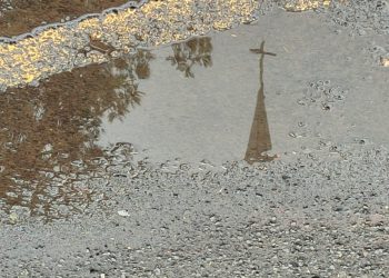 PREVISÃO DO TEMPO - CHUVA NO ASFALTO COM REFLEXO DA CATEDRAL - foto - OFATOMARINGA COM -