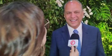 Na foto de OFATOMARINGA.COM, o secretário de Indústria e Comércio do Estado do Paraná Ricardo Barros concede entrevista a Ligiane Ciola