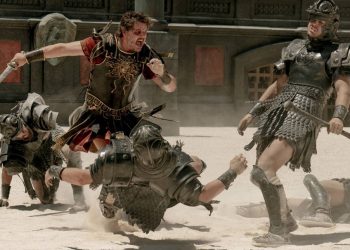 A grande estreia da semana nas telonas é o filme “Gladiador 2”, dirigido por Ridley Scott e com o astro Denzel Washington. É um épico histórico, carregado no drama e muita ação, sobre guerras, busca pelo poder e vingança na Roma Antiga. 

No enredo, Lucious (o filho do gladiador Maximus do primeiro filme) está agora crescido. Ele enfrenta a tirania do imperador e precisa encarar os perigos dos combates no coliseu, confrontando seu passado familiar dramático, numa tentativa de devolver Roma para o povo. 

“Gladiador 2” tem grandes cenas de ação e é carregado no apuro visual. Como a maioria dos filmes de Ridley Scott. Como “Napoleão”, “Alien”, “Exodus”, “Black Hawk Down”, “Blade runner”, entre outros. Esse é o 46º filme do cineasta, que tem outras seis produções em andamento. Além, de já ter feito várias series televisivas. 

BLOCKBUSTER - O primeiro filme “Gladiador” foi lançado em 2000. Foi um dos maiores sucessos de bilheteria da temporada. O filme custou US$ 103 milhões e faturou mais de US$ 400 milhões nas bilheterias em todo o mundo. Além do sucesso comercial, também ganhou cinco estatuetas no Oscar.

“Gladiador 2” tem 2h28 de duração. Em Maringá, o filme está em cartaz no CineFlix. Confira a programação para horários e preços dos ingressos. 

FRANÇA - Já o Festival Varilux de Cinema Francês entra na sua segunda semana em cartaz, exibindo 20 filmes franceses. Dessa vez em horários diferentes da semana anterior, para o público ter a oportunidade de ver mais obras possíveis. 

São clássicos até lançamentos, passando por dramas, comédias, documentários, entre outros. A maioria filmes fora do circuito comercial e que nunca mais será exibida nos cinemas da cidade novamente.