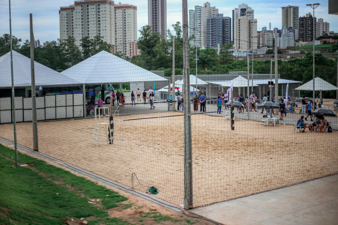 Centro reúne cinco quadras de areia, sendo uma principal e quatro anexas com arquibancada, duas salas de apoio técnico, além de vestiários, sanitários, bicicletário. foto - RAFAEL MACRI - PMM