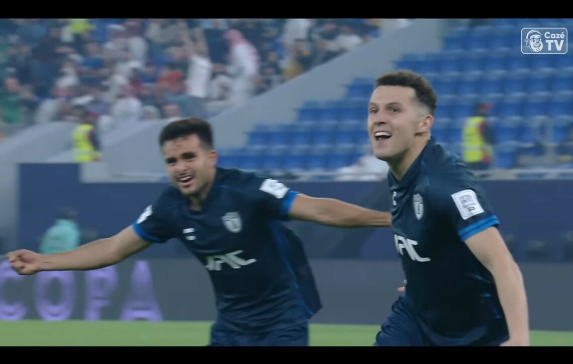 Na foto o jogador Idrissi, autor do primeiro gol, o mais bonito da partida. foto - reprodução CAZÉ TV