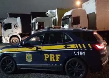 PRF/PR AUTUA CAMINHONEIRO QUE DIRIGIA HÁ MAIS DE 24 HORAS SEM DORMIR. foto - PRF/PR