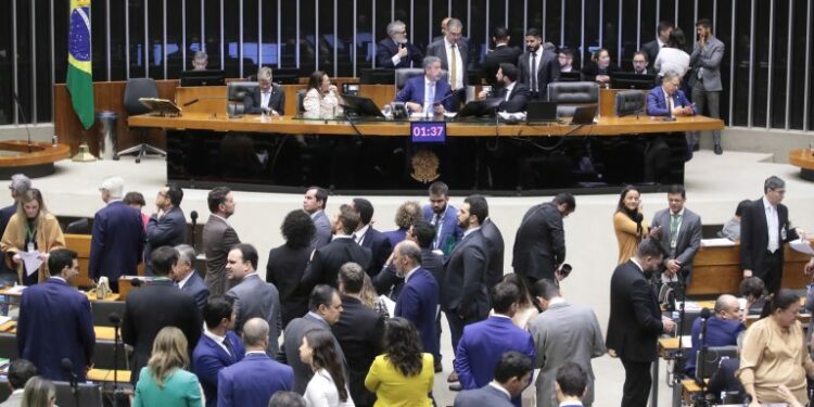 Deputados aprovaram a PEC em sessão do Plenário

Fonte: Agência Câmara de Notícias