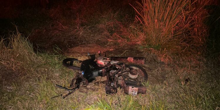 PAI E FILHO MORREM EM ACIDENTE ENTRE CAMPO MOURÃO E FAROL - foto - PRF/PR