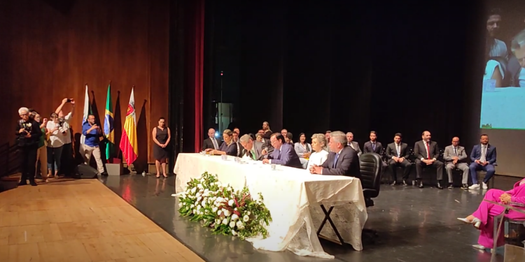 Eleições das Comissões aconteceu no teatro Calil Haddad no dia da posse dos vereadores. foto - OFATOMARINGA.COM