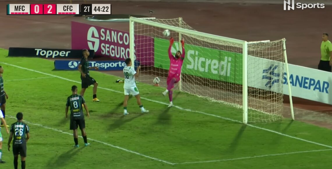 Goleiro Dheimison falha clamorosamente contra o Coxa asssim como já tinha acontecido em Londrina e entrega gol de bandeja a atacante. foto - reprodução Nsports