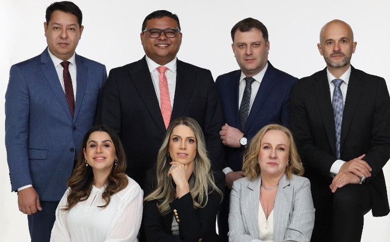 Na foto da ASC,  em pé, diretores Rafael Yamao, Pedro Henrique (presidente), Diego Marchiotti e Vinícius Mingati; sentadas, Liana Carla, Sheyla Sousa e Cristianne Ganem