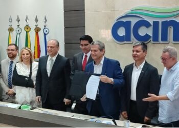 Na foto de OFATOMARINGA.COM, o prefeito Silvio Barros mostra os decretos de desapropriação dos terrenos para instalação da ZPE em Maringá