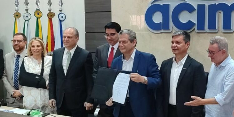 Na foto de OFATOMARINGA.COM, o prefeito Silvio Barros mostra os decretos de desapropriação dos terrenos para instalação da ZPE em Maringá