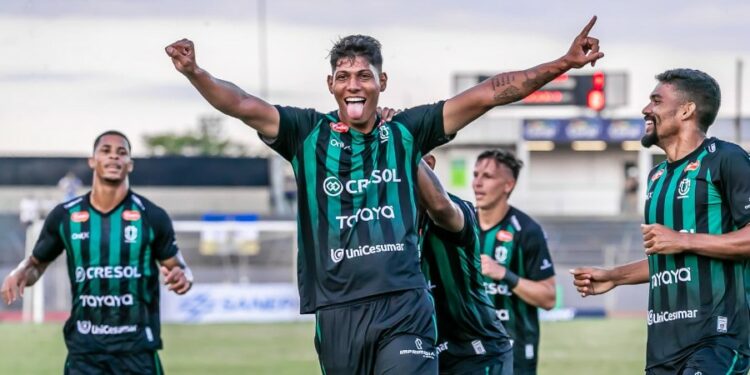 Na foto de Fernando Teramatsu, o volante Zé Vitor comemora o primeiro gol do Maringá na estréia no Paranaense