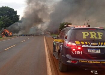 Três veículos se incendiam em acidente em Juranda. foto - PRF/PR