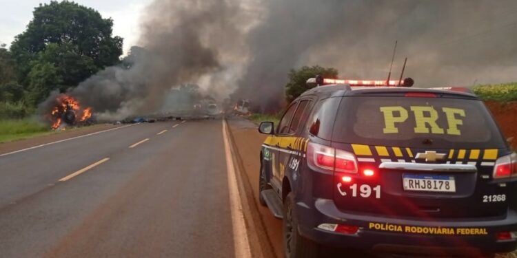 Três veículos se incendiam em acidente em Juranda. foto - PRF/PR