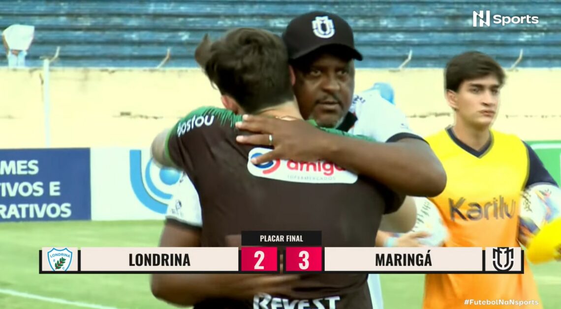 Jorge Castilho abraço membro da comissão técnica depois da vitória por 3 a 2 em Londrina. foto reprodução Nsports