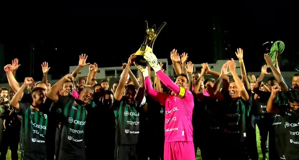 FOTO - Jogadores do Dogão levantam a taça do torneio Paraná de Verão 2024/2025